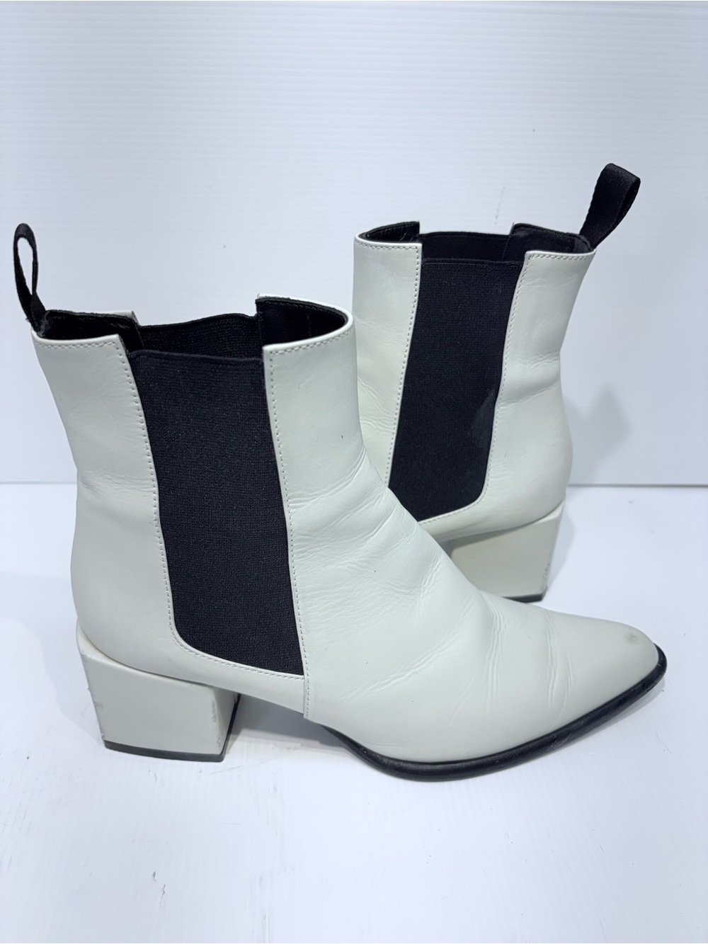 La CANADIENNE White and Black Chelsea Ankle Boots - Size 8/8.5 (EU 39)